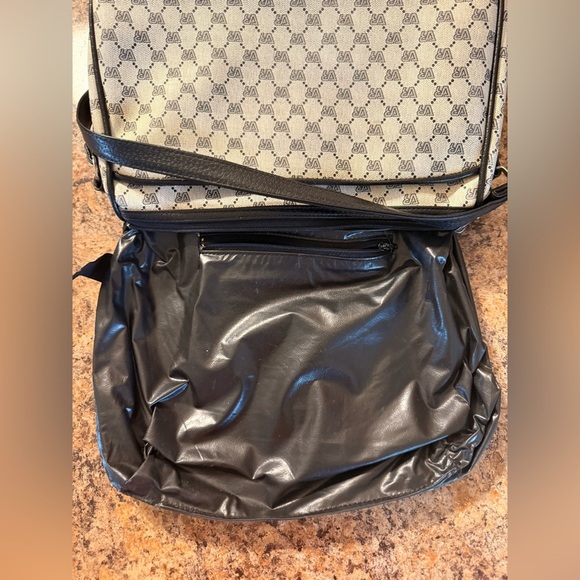 Vintage VR Classic Stylish Monogram Rare Hard To Find Retro Crossbody Bag - Picture 14 of 16